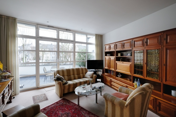 große Fensterfront zur Terrasse