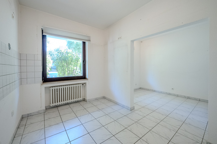 große Küche mit angrenzendem Esszimmer