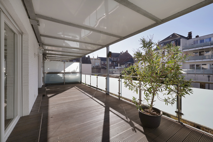 große überdachte Terasse