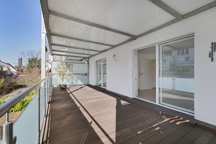 große überdachte Terasse