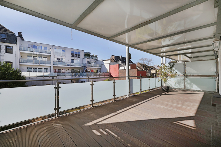 große überdachte Terasse