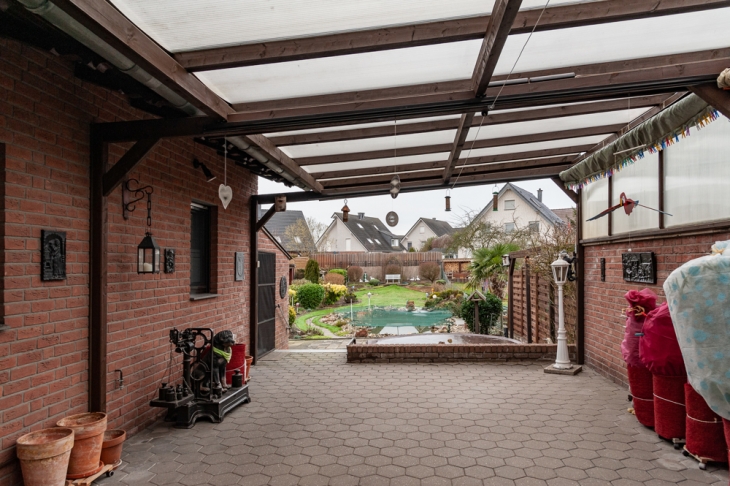 große überdachte Terrasse