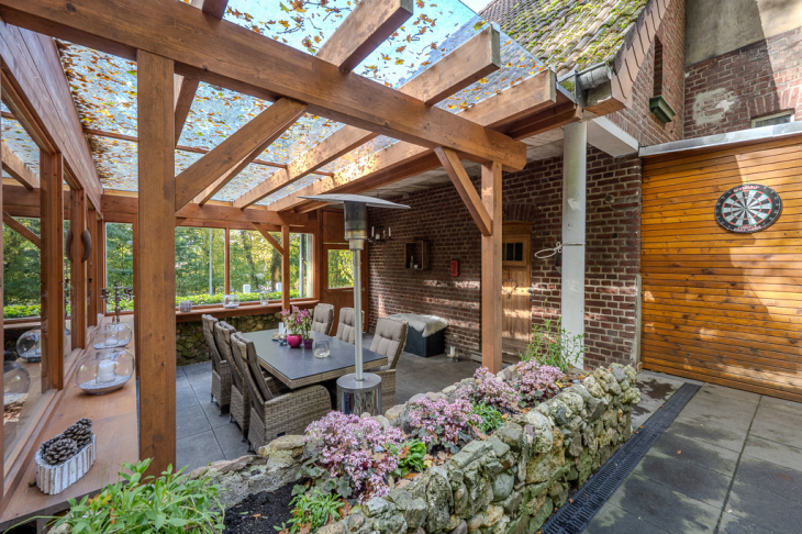 große überdachte Terrasse