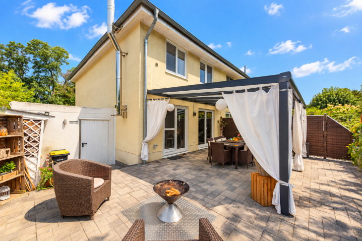 große überdachte Terrasse