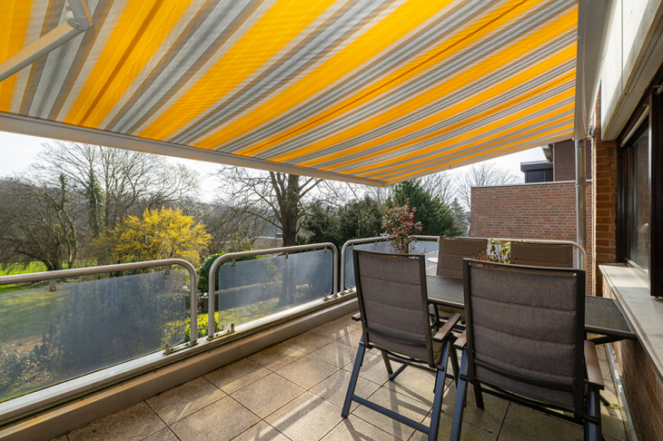 großer Balkon am Wohnzimmer