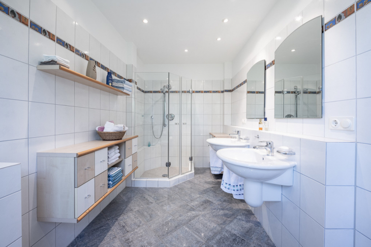 Großes Bad mit Dusche