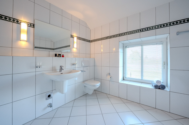 Großes Fensterbad, hell gefliest