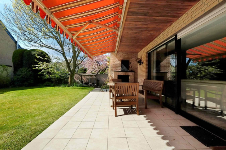 grossflächige Terrasse mit Aussenkamin