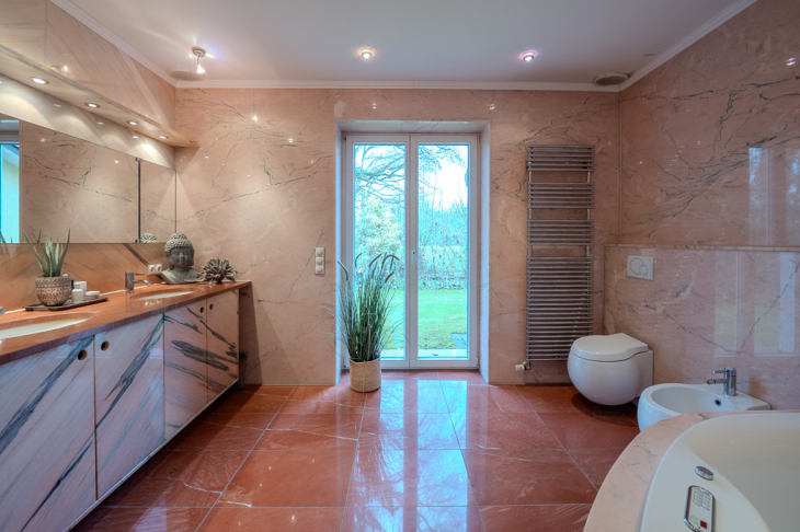 Großzügiges Tageslichtbad mit Zugang zum Garten