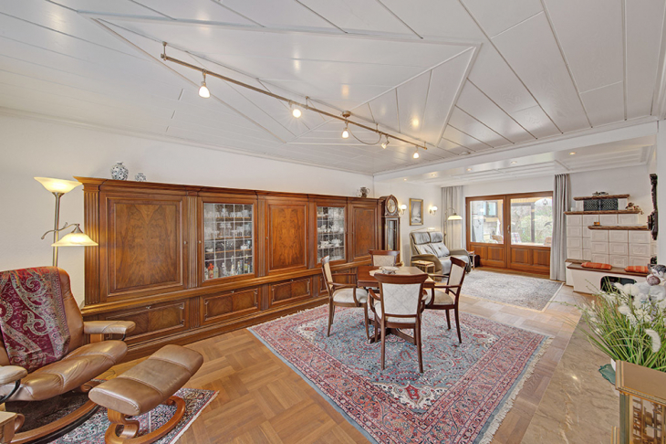 großzügiges Wohnzimmer