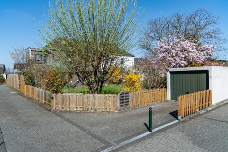 Grundstück mit Garage