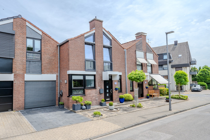 Ihr Zuhause in Hüls – stilvoll modernisiert, gepflegt und sofort bezugsbereit mit PV und Wallbox Doppelhaushälfte in Krefeld