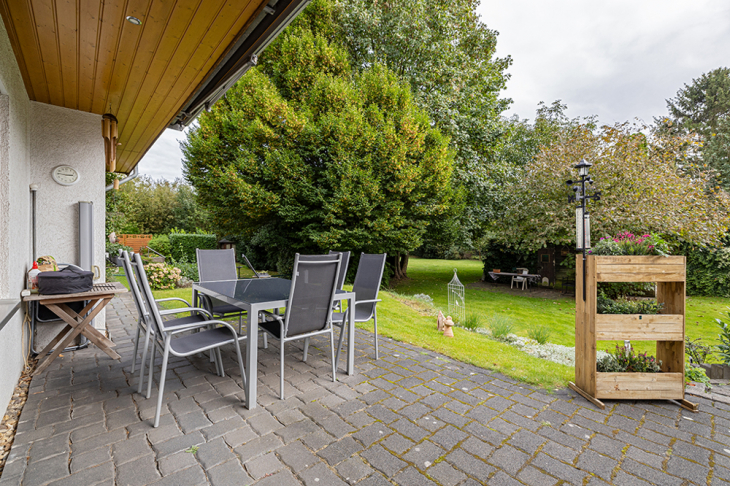 halbüberdachte Terrasse