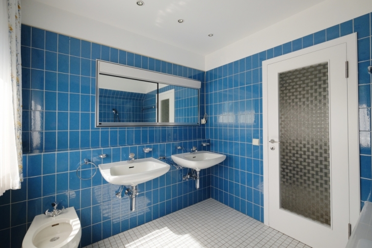 Hauptbad mit Badewanne