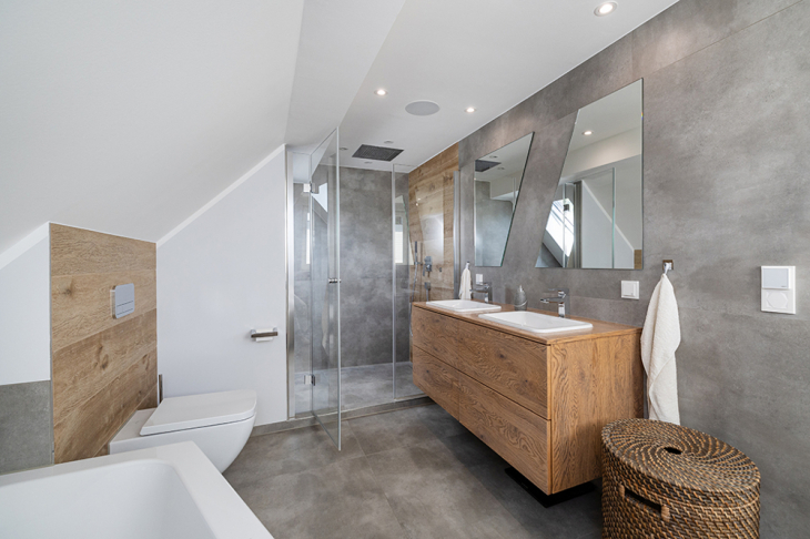 Hauptbadezimmer  mit Badewanne und Regendusche