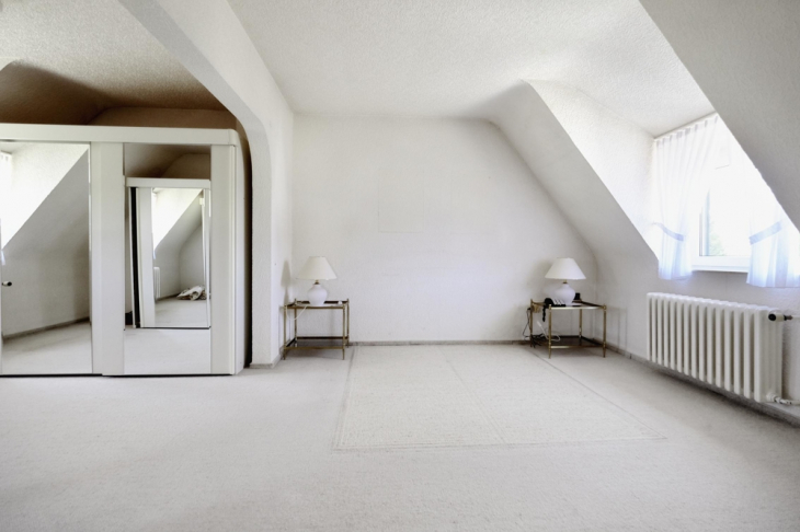 Hauptschlafzimmer mit Ankleidebereich