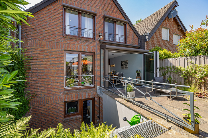 Hausansicht Garten, Souterrain mit Treppenaufgang 