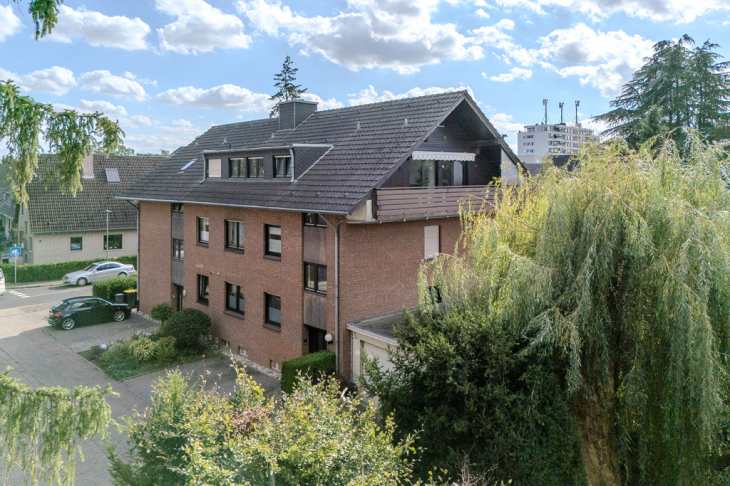 Hausansicht mit Balkon