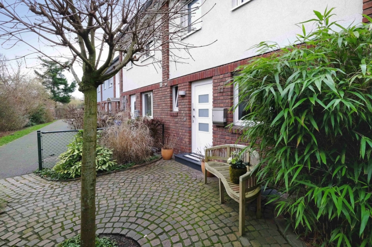 Hausansicht mit Blick auf Zuwegung