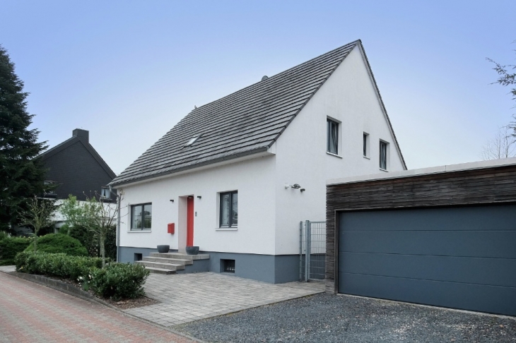 Hausansicht mit Doppelgarage
