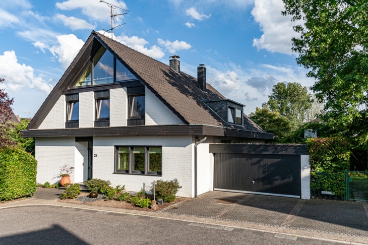 Hausansicht mit Doppelgarage