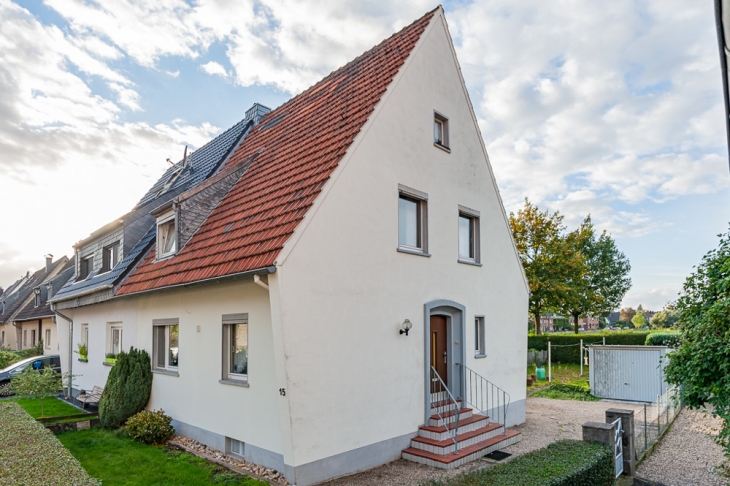 Hausansicht mit Garage