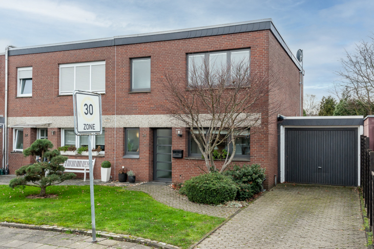 Hausansicht mit Garage