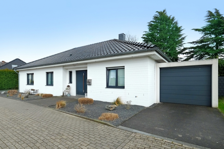 Hausansicht Straßenseite mit Einzelgarage rechts