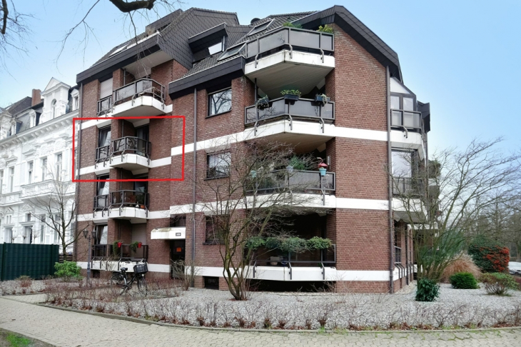 Hausansicht Straßenseite mit vorderem Balkon