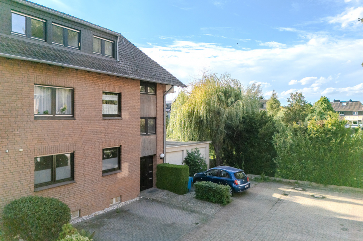 Hausansicht und Stellplätze