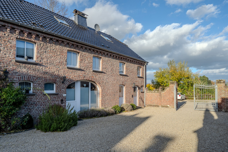 Hausansicht und Zugang zu den Stellplätzen