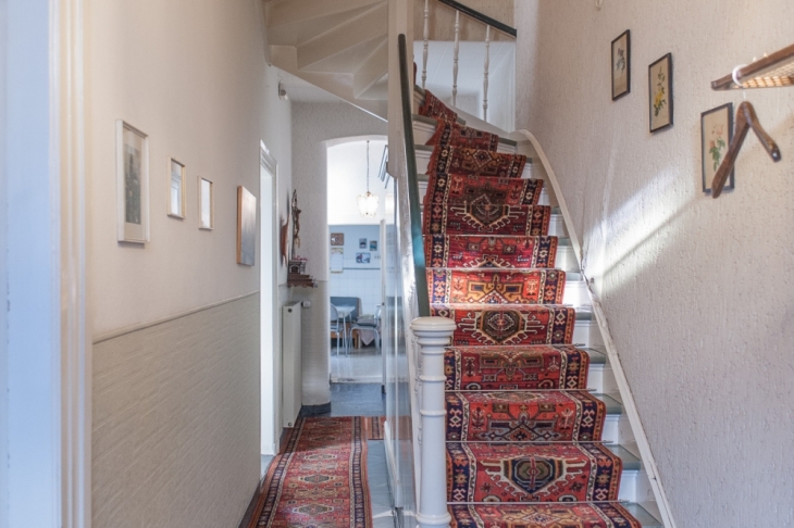 Hauseingang mit Original-Treppe