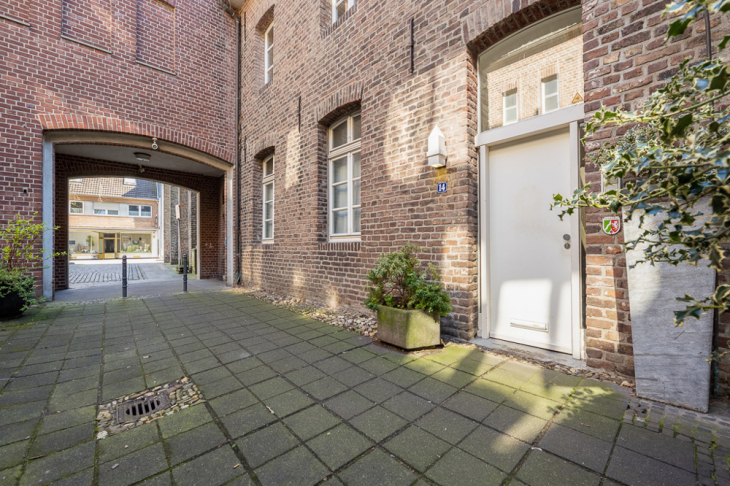 Hauseingang und Durchgang zur Straße