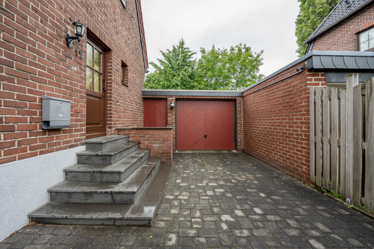 Hauseingang und Garage