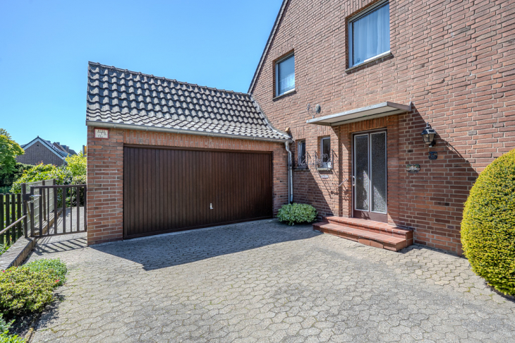 Hauseingang und Garage