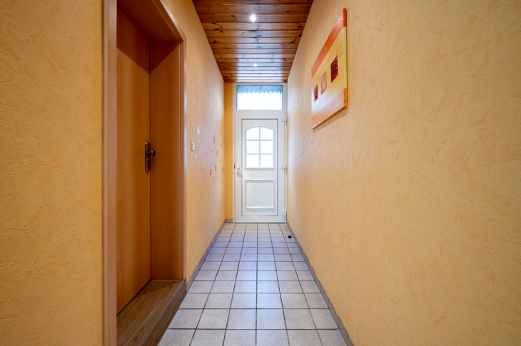 Hausflur mit Eingang Einliegerwohnung