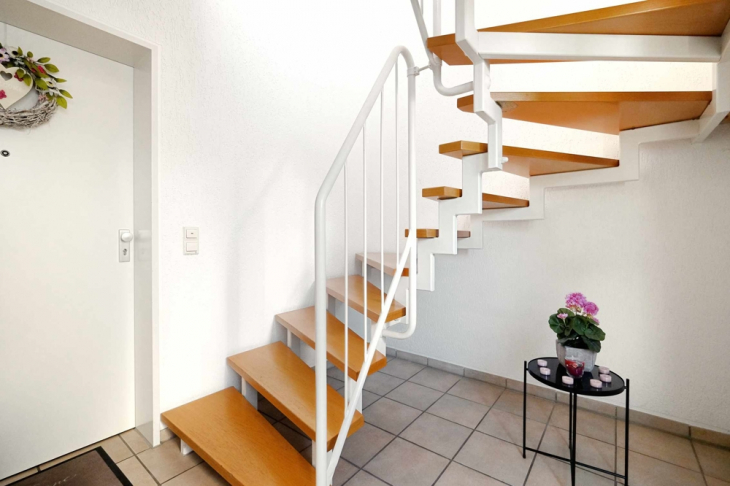 Hausflur mit Treppenaufgang zur oberen Wohneinheit