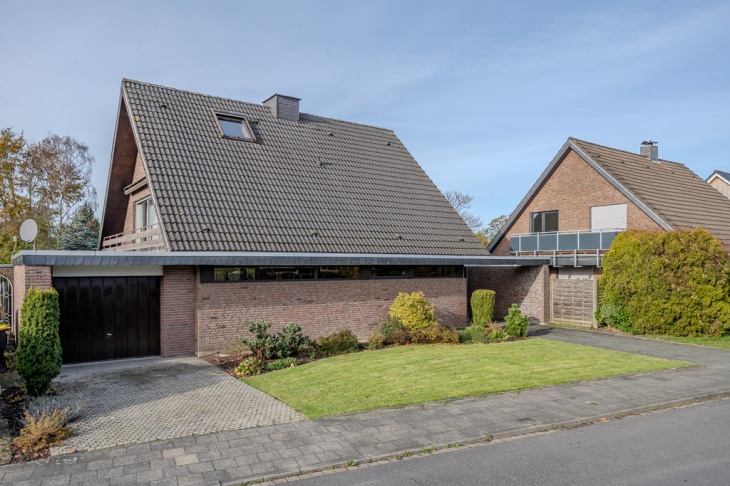 Hausfront mit Garage 