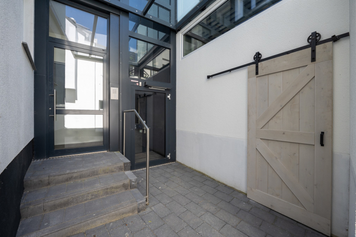 Haustür, Aufzug und Fahrradraum