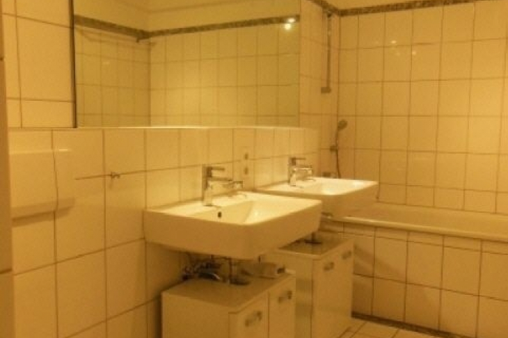 Hell gefliestes Wannenbad
