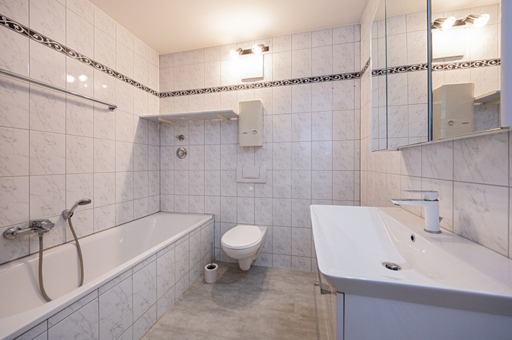 Helles Innenliegendes Badezimmer