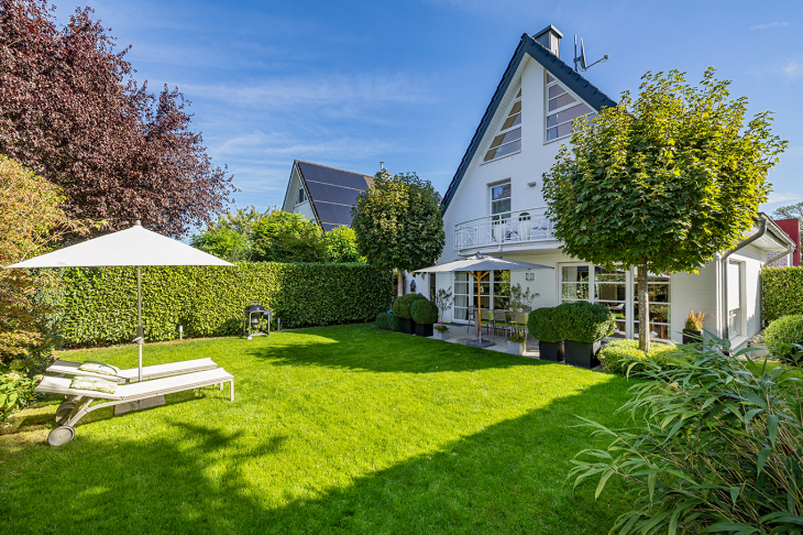 hintere Gebäudeansicht mit Gartengrundstück