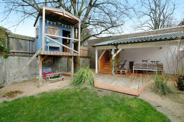 hinteres Gartengrundstück mit Baumhaus