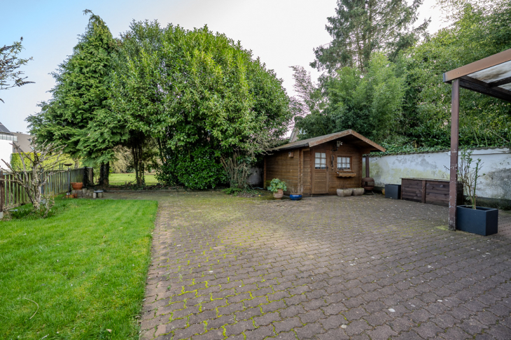 Hof mit Gartenhaus