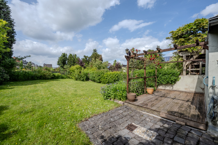 Holzterrasse und freier Blick