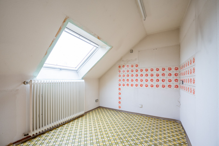 Kinderzimmer DG mit neuwertigem Dachflächenfenster