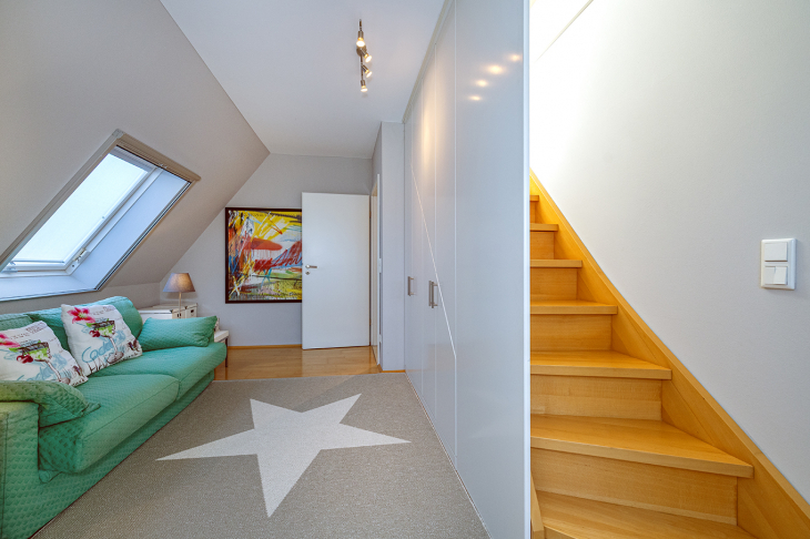 Kinderzimmer mit Treppenaufgang Dachstuhl
