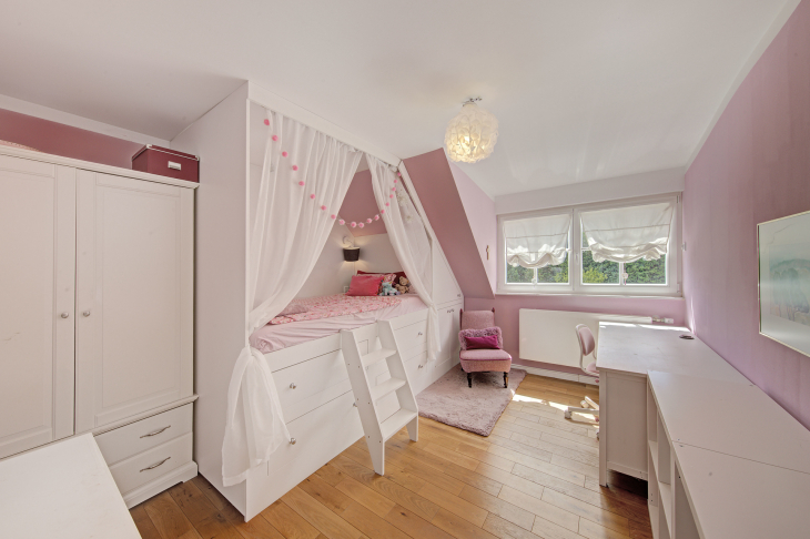 Kinderzimmer „rosé“ m. Alkovenbett