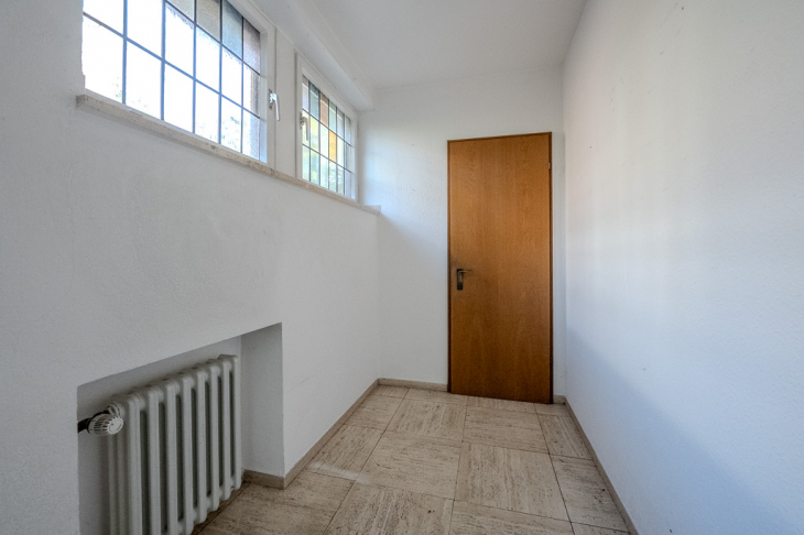 kleine Diele mit Eingang zum Gäste-WC