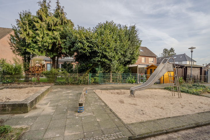 kleiner Kinderspielplatz rückseitig gelegen